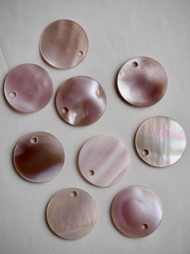 シェルビーズ-プレートラウンド穴有(淡水真珠貝ピンク)【約15mm/1個