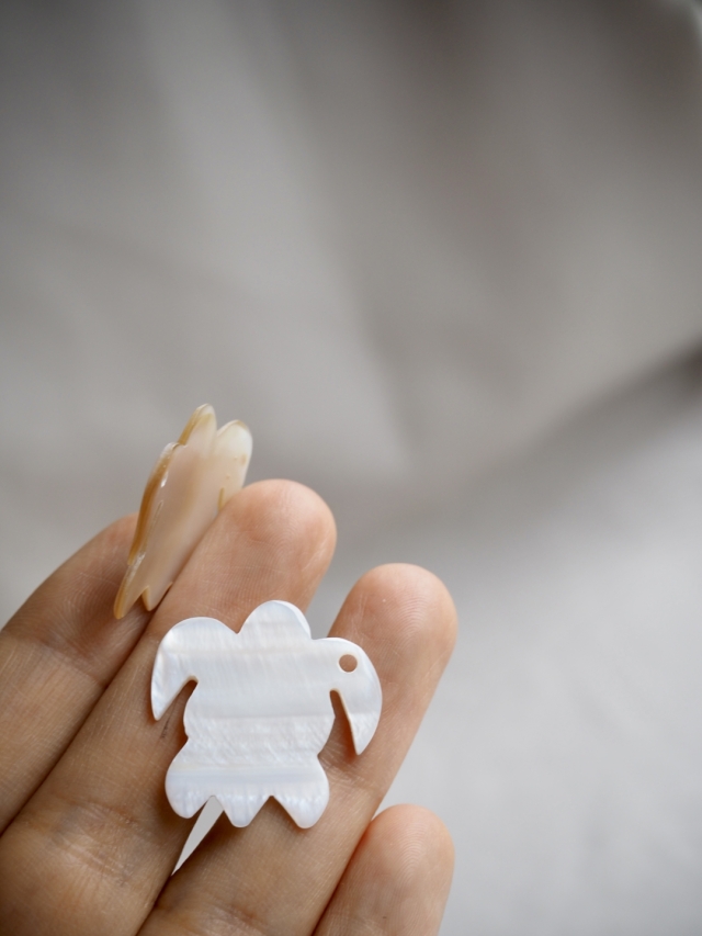 シェルプレートビーズ-タートルカット-24-（淡水真珠貝）【約2.5cm/1枚