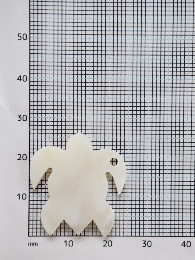 シェルプレートビーズ-タートルカット-24-（淡水真珠貝）【約2.5cm/1枚