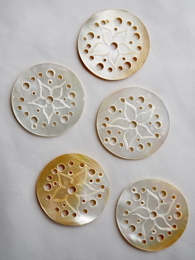 専用　①美　白蝶貝　シロチョウガイ　細密彫刻　貝細工　②2点　美　二枚貝 白蝶貝 534g｜天然石 原石 通販のキラリ石