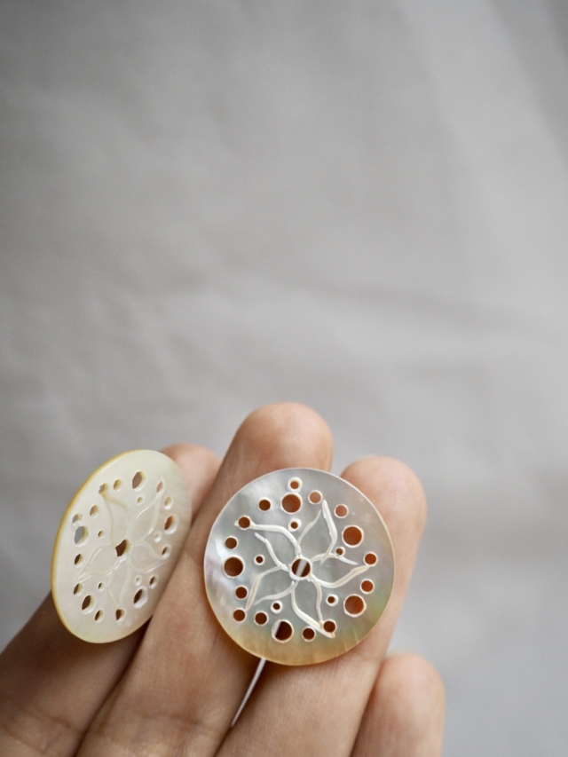 ラウンドカット フラワー -59-（シロチョウガイ）【約2.5cm/1枚