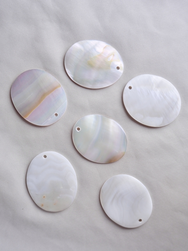 シェルプレートビーズ-オーバルカット-18-（淡水真珠貝）【約3cm/1枚
