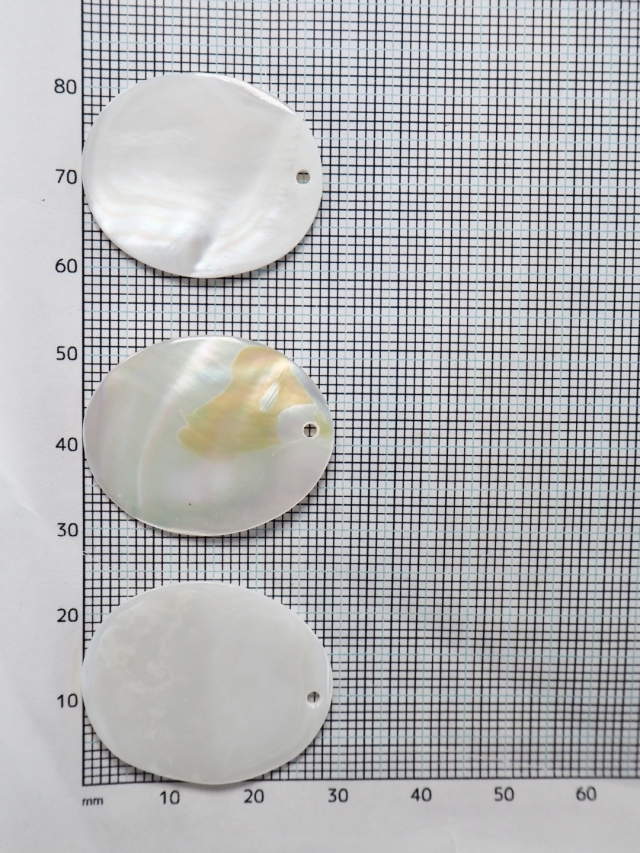 シェルプレートビーズ-オーバルカット-18-（淡水真珠貝）【約3cm/1枚