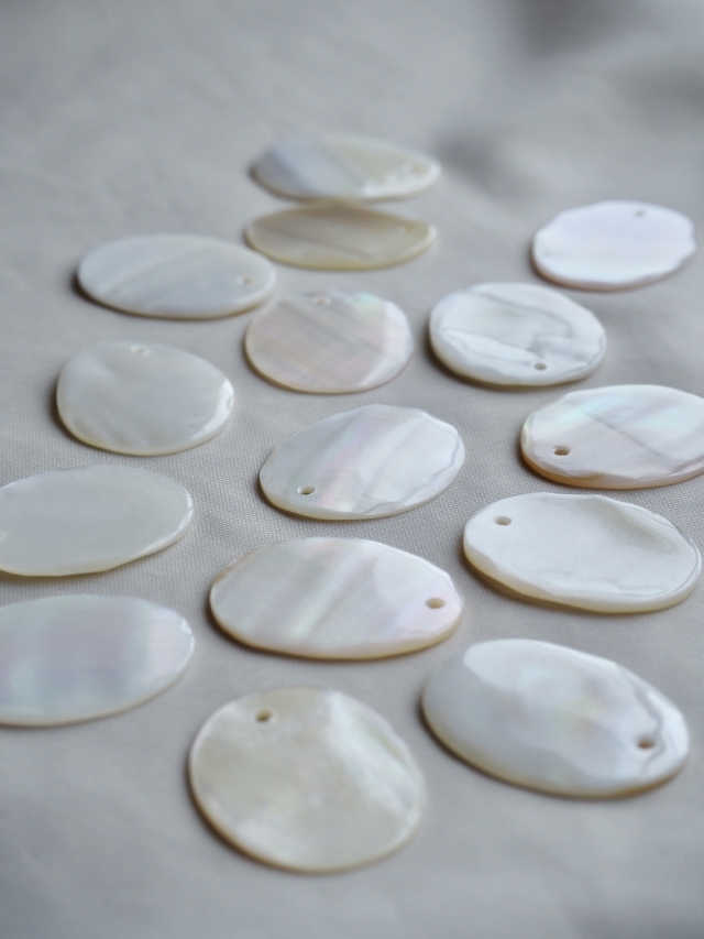 シェルプレートビーズ-オーバルカット-23-（淡水真珠貝）【約2.5cm/1枚