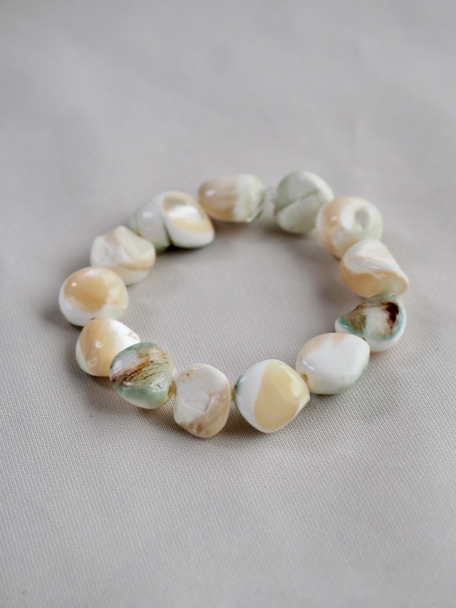 夜光貝ビーズ【さざれ 約8～10mm(約10cm・約13個)】[メール便可