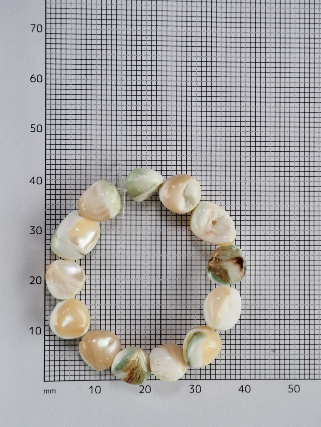 夜光貝ビーズ【さざれ 約8～10mm(約10cm・約13個)】[メール便可