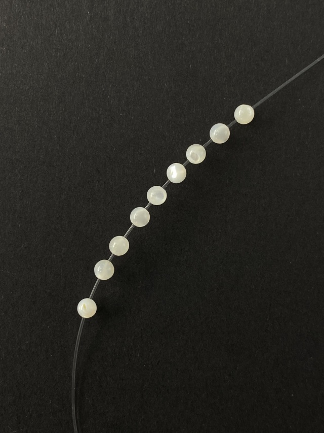 淡水真珠貝 - 丸ビーズ【約3mm/約34個・約10cm】[メール便可