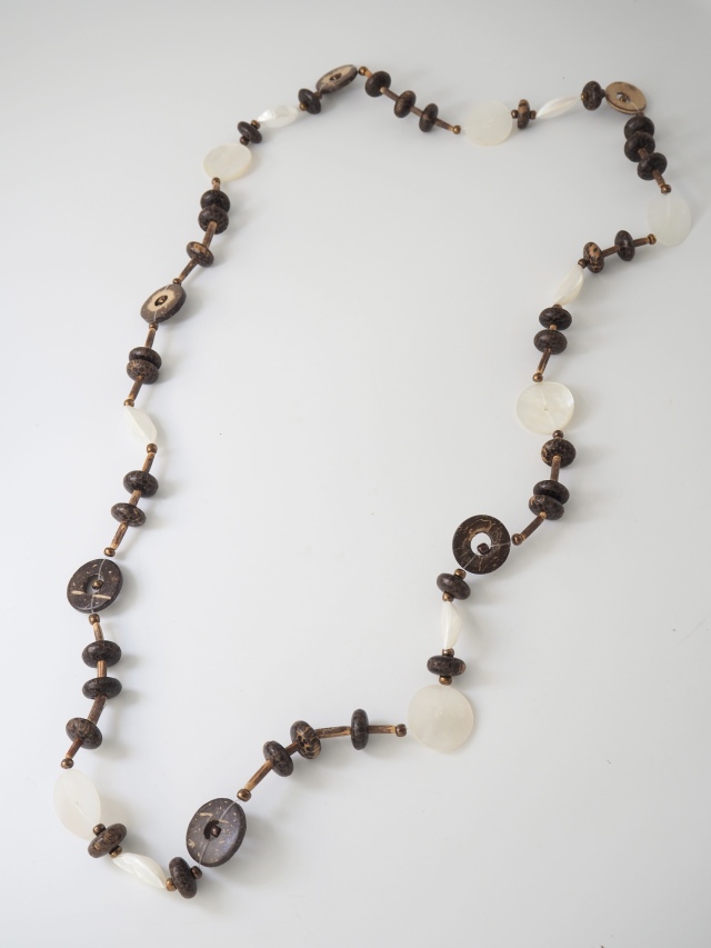 シロチョウガイ・ココナッツネックレス【全長約100cm/1個】[メール便可