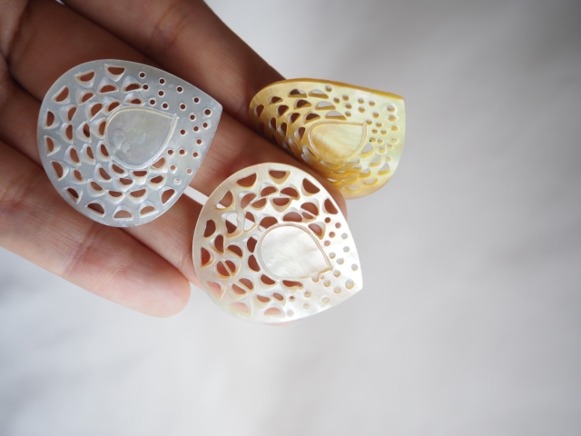 専用　①美　白蝶貝　シロチョウガイ　細密彫刻　貝細工　②2点　美　二枚貝 真珠貝プレート-シロチョウガイ(ラウンド)【約3cm/1枚】[メール便可
