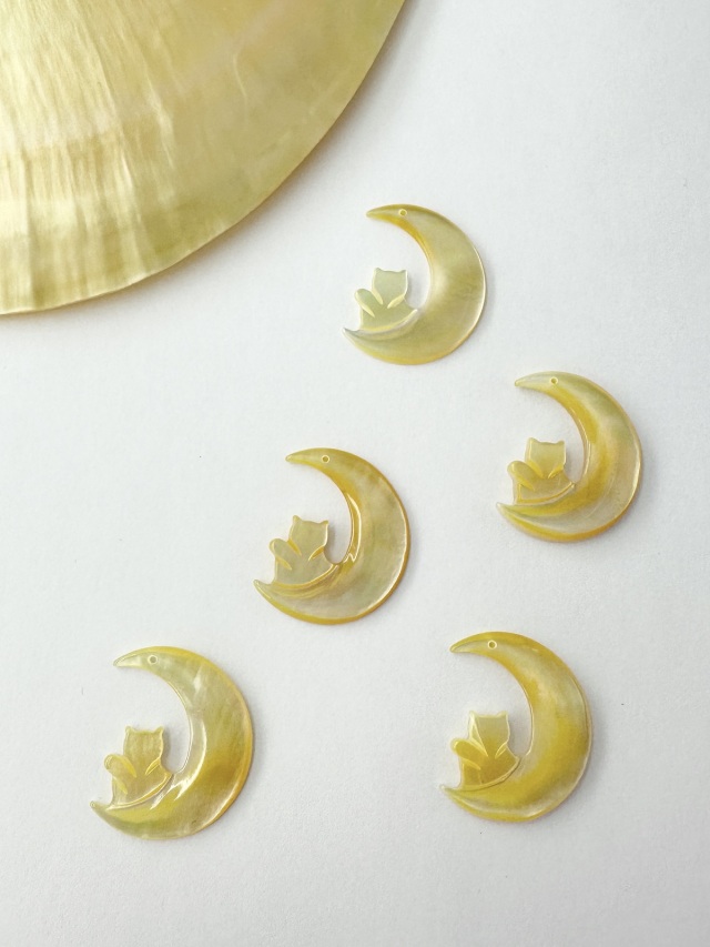 シェルビーズ -月と猫(シロチョウガイ)【約16×20mm/1個】[メール便可