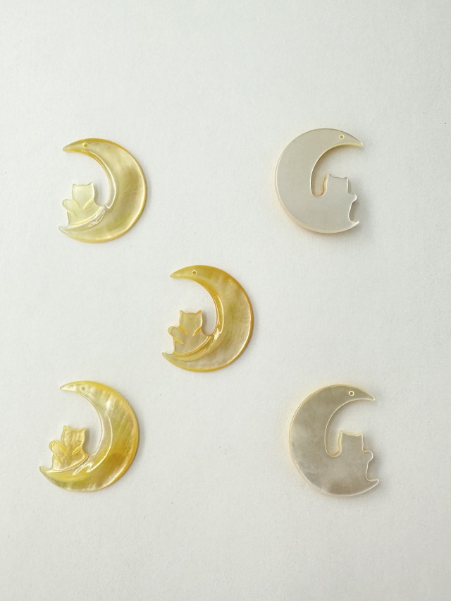 シェルビーズ -月と猫(シロチョウガイ)【約16×20mm/1個】[メール便可