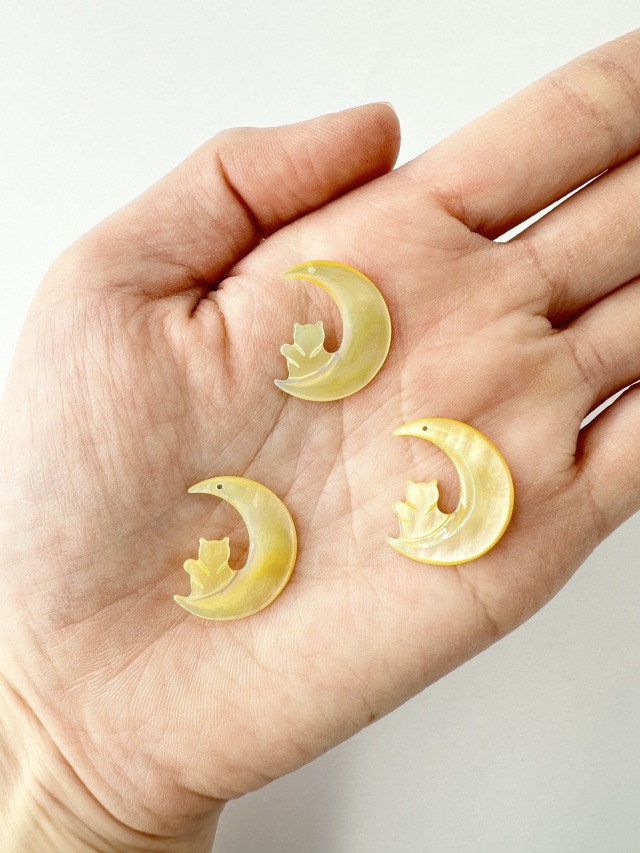 シェルビーズ -月と猫(シロチョウガイ)【約16×20mm/1個】[メール便可