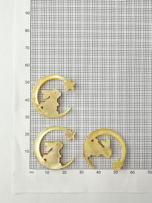 カメオ - 月と兎 右顔(シロチョウガイ)【約24×25mm/1個】[メール便可