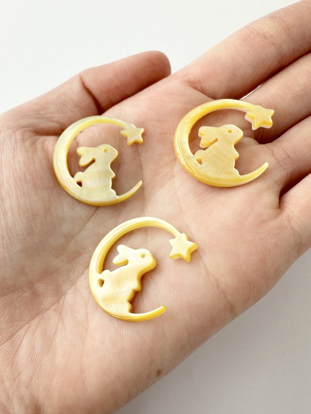 カメオ - 月と兎 右顔(シロチョウガイ)【約24×25mm/1個】[メール便可