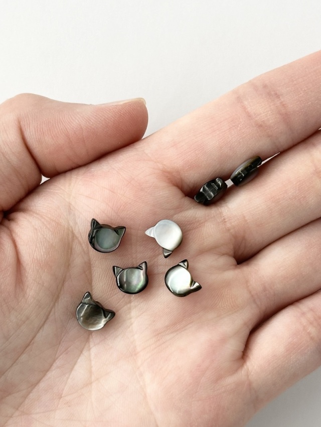 シェルビーズ - 横穴クロネコ キティ(クロチョウガイ)【約7×6mm/1個