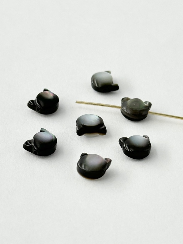 シェルビーズ - 横穴クロネコ キティ(クロチョウガイ)【約7×6mm/1個