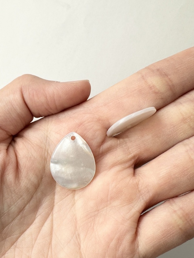 seashell　4枚 シェルパーツ-ティアドロップ 花びら(シロチョウガイ)【約17