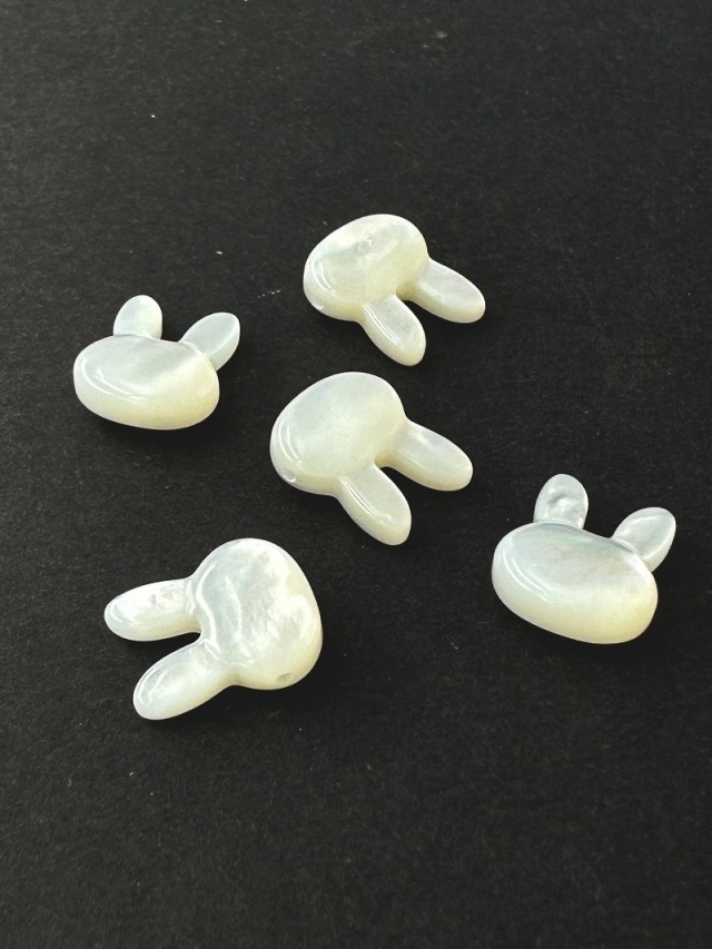 シェルビーズ-横穴ウサギ(シロチョウガイ)【約10×12mm/1個】[メール便