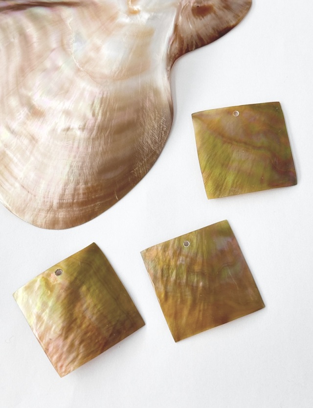 真珠貝プレート -マベガイ(正方形トップホール) #133【約3.5cm/1枚