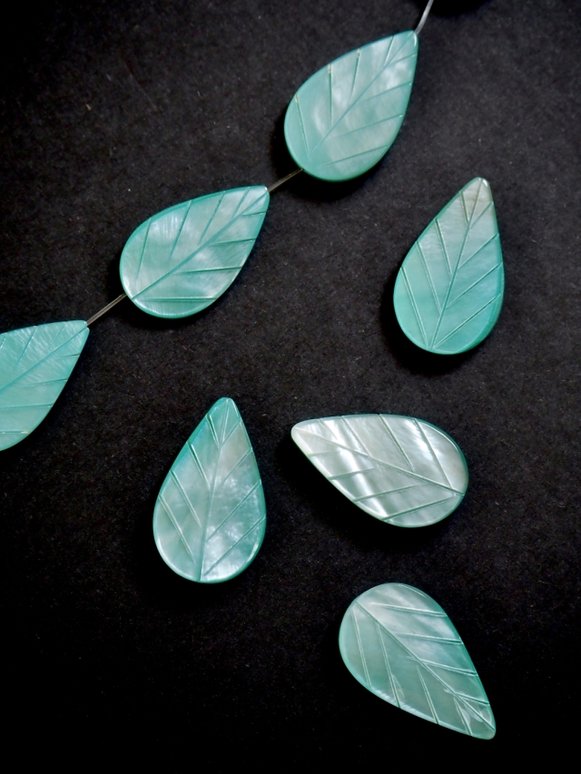 シェルプレートビーズ - リーフ(ハンマーシェル)【約25×15mm/1個