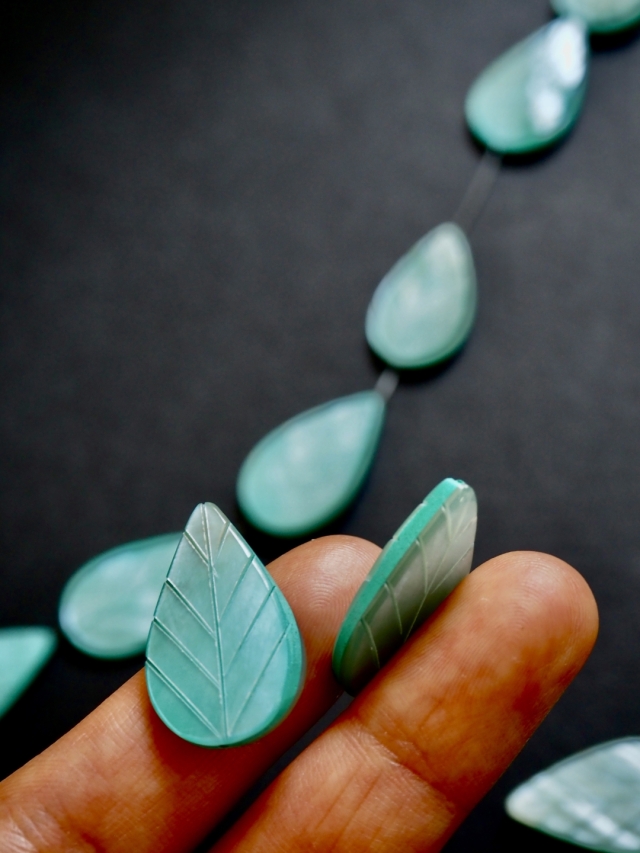 シェルプレートビーズ - リーフ(ハンマーシェル)【約25×15mm/1個