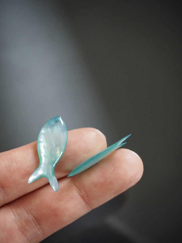 シェルビーズ - フィッシュ アクアブルー(シロチョウガイ)【約11×25mm