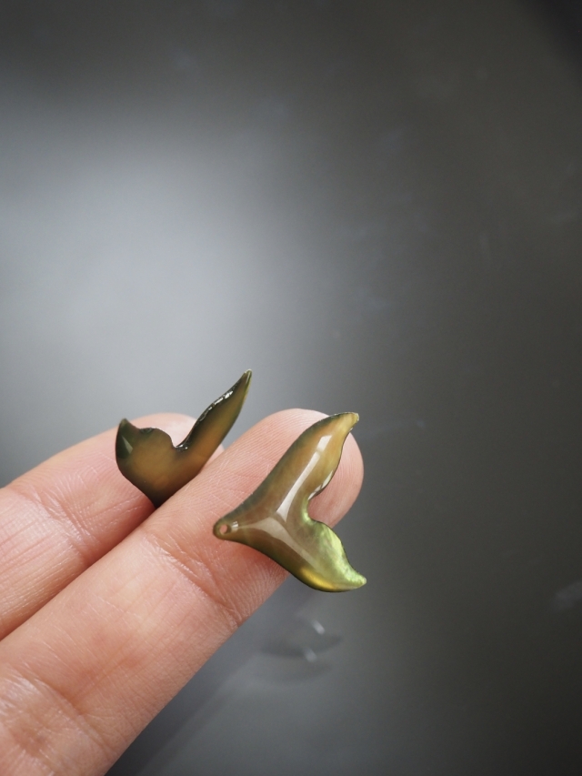 ホエールテール&ホヌ&シェル　アロマストーン シェルビーズ - ホエールテール モスグリーン(シロチョウガイ)【約20