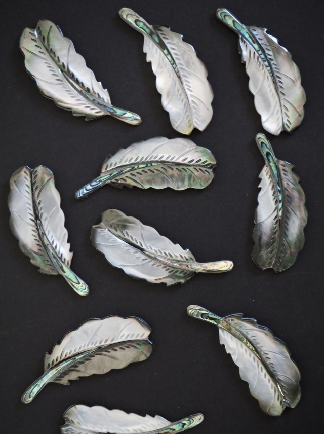 シェルパーツ -モザイクフェザー(真珠母貝・アワビ)【約24×60mm】1個