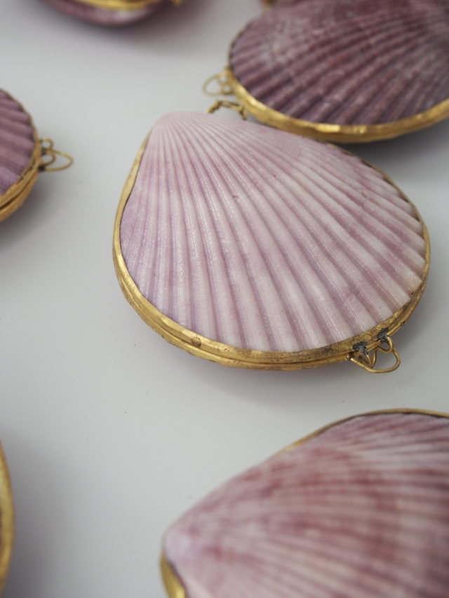 貝殻の小物入れ-ヒオウギガイ紫系-【6cm前後/1個】 En: Shell coin