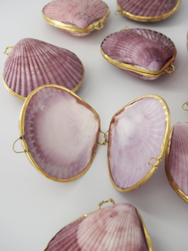 貝殻の小物入れ-ヒオウギガイ紫系-【6cm前後/1個】 En: Shell coin