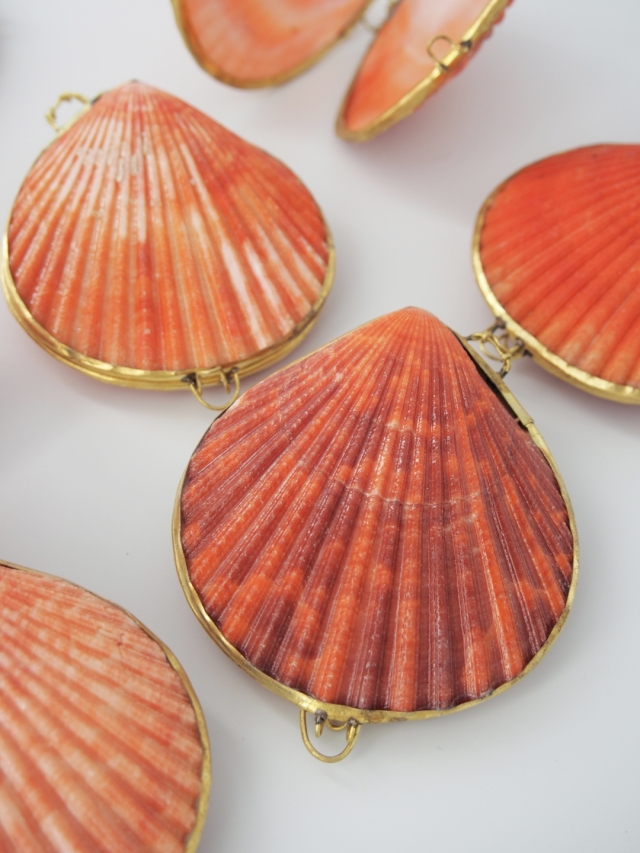 大きい二枚貝で作った小皿です小物入れ等で 貝殻の小物入れ-ヒオウギガイ赤系-【6cm前後/1個】 En: Shell coin