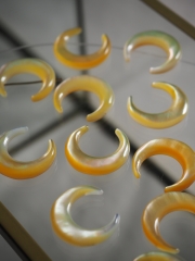 シェルビーズ -三日月 横穴 イエロー(大)(シロチョウガイ)【約20mm/1個】[メール便可]まとめ買い10%OFF#255 En:Shell Beads -White MOP 貝殻