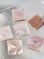 シェルビーズ-プレートスクエア穴有(淡水真珠貝ピンク)【約15mm/1個】[メール便可]まとめ買い10%OFF #1012 En:Shell beads -Freshwater pearl MOP 貝殻