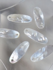 シェルビーズ-プレートオーバル穴有(シロチョウガイ)【約9×23mm/1個】[メール便可]まとめ買い10%OFF #1025 En: Shell Beads -White MOP 貝殻