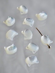 シェルビーズ-横穴シロネコ キティ小(シロチョウガイ)【約7×6mm/1個】[メール便可] まとめ買い10%OFF #1049 En: Shell Beads -White MOP 貝殻