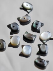 シェルビーズ-片穴クロネコ キティ小(クロチョウガイ)【約6×7mm/1個】[メール便可] まとめ買い10%OFF #1193 En: Shell Beads -Black MOP 貝殻