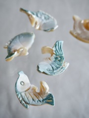 シェルパーツ-鯉 小(夜光貝)【約22×30mm/1個】[メール便可]まとめ買い10%OFF #1268 En: Shell parts -green turbo snail- 貝殻