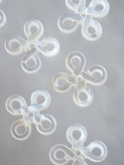 透かしパーツ-チャイナ結び(シロチョウガイ)【約15mm/1個】[メール便可] まとめ買い10%OFF #1144 En: Shell Beads -White MOP 貝殻
