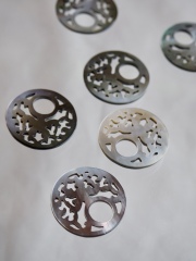 透かしパーツ-ラウンドバタフライ(クロチョウガイ)【約20mm/1個】[メール便可] まとめ買い10%OFF #1126 En: Shell Beads -Black MOP 貝殻