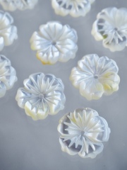 シェルビーズ -ハイビスカス ホワイト(シロチョウガイ)【約15mm/1個】[メール便可]まとめ買い10%OFF #1002 En:Shell Beads -White MOP 貝殻