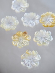 シェルビーズ -フラワーグラデーション(シロチョウガイ)【約15mm/1個】[メール便可]まとめ買い10%OFF #1004 En:Shell Beads -White MOP 貝殻