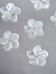 シェルビーズ -プルメリア ホワイト小(シロチョウガイ)【約13mm/1個】[メール便可]まとめ買い10%OFF #1009 En:Shell Beads -White MOP 貝殻