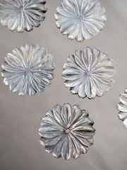 シェルビーズ-フラワー シルバー(クロチョウガイ)【約23mm/1個】[メール便可]まとめ買い10%OFF #1020 En:Shell Beads -Black MOP 貝殻