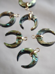 シェルチャーム-三日月(パウアアバロン-ヘリトリアワビ)【約20×24mm】1個 [メール便可]まとめ買い10%OFF #1180 En:Shell Beads -Haliotis iris 貝殻