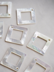 シェルビーズ-サークルスクエア通し穴有(シロチョウガイ)【約19mm/1個】[メール便可]まとめ買い10%OFF #1251 En: Shell Beads -White MOP 貝殻