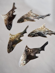 シェルビーズ-プレートシャーク(クロチョウガイ)【約18×39mm/1個】 [メール便可]まとめ買い10%OFF #1239 En:Shell Beads -Black MOP 貝殻