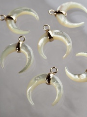 シェルチャーム-三日月(シロチョウガイ)【約20×24mm】1個 [メール便可]まとめ買い10%OFF #1179 En:Shell Beads -White MOP 貝殻