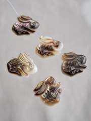 シェルビーズ-ウサギ 縦穴(クロチョウガイ)【約16×19mm/1個】[メール便可]まとめ買い10%OFF #1146 En: Shell Beads -Black MOP 貝殻