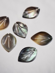 シェルビーズ-リーフ(クロチョウガイ)【約10×14mm/1個】[メール便可]まとめ買い10%OFF #1052 En:Shell Beads-Black MOP 貝殻