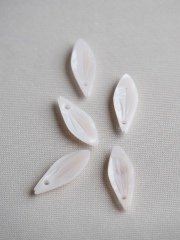 シェルビーズ-リーフ(淡水真珠貝ピンク)【約5×13mm/1個】[メール便可]まとめ買い10%OFF #1186 En:Shell Beads -Freshwater pearl MOP 貝殻